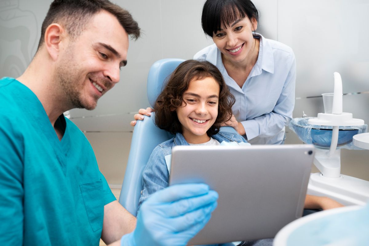 Softwares de Telemedicina para Dentistas: dicas úteis dentista apresentando software de telemedicina para dentista