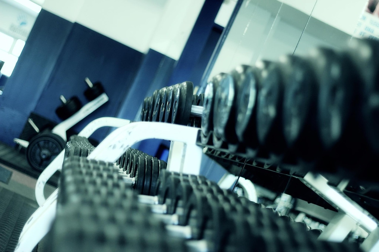 Apps Fitness: qual escolher e como usar? foto de pesos em academia