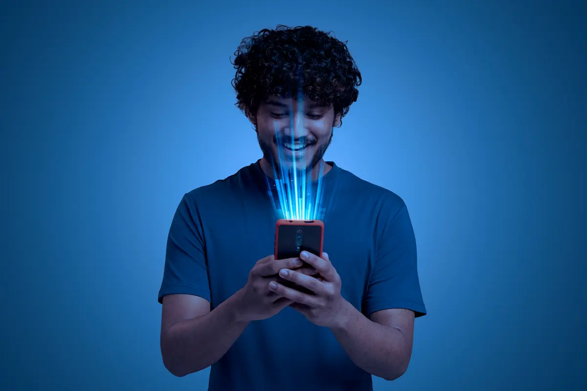 Discord: o que é, como funciona e como criar um servidor homem abrindo o discord