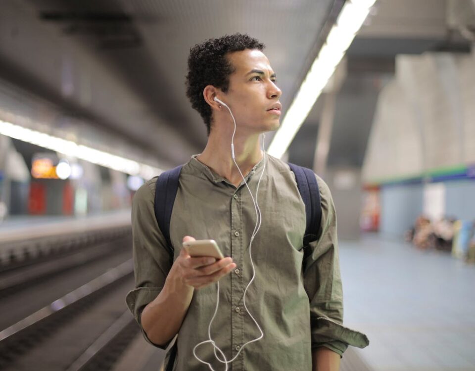 Apps de Turismo: recursos especiais e informações úteis homem usando apps de turismo