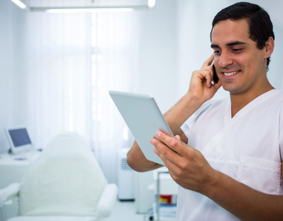 Softwares de Telemedicina para Dentistas: dicas úteis homem usando software de telemedicina para dentistas