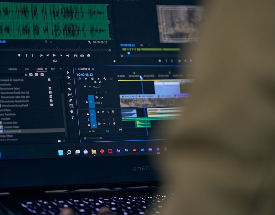 Softwares de Edição de Vídeo: qual escolher e usar? homem usando softwares de edição de vídeo