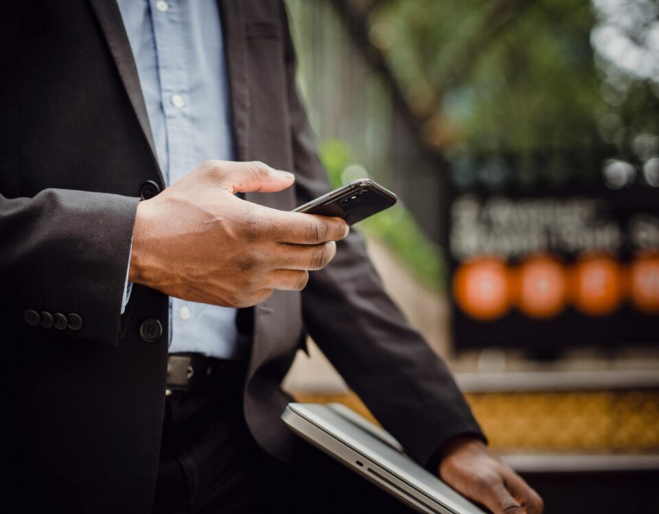 Apps de Automatização de Tarefas: tipos e como funcionam homem utilizando apps de automatização de tarefas