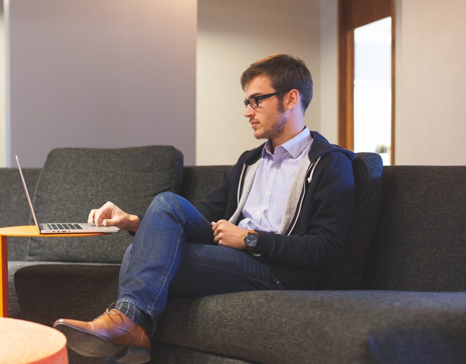Softwares para trabalho remoto: quais não podem faltar? homem utilizando software para trabalho remoto