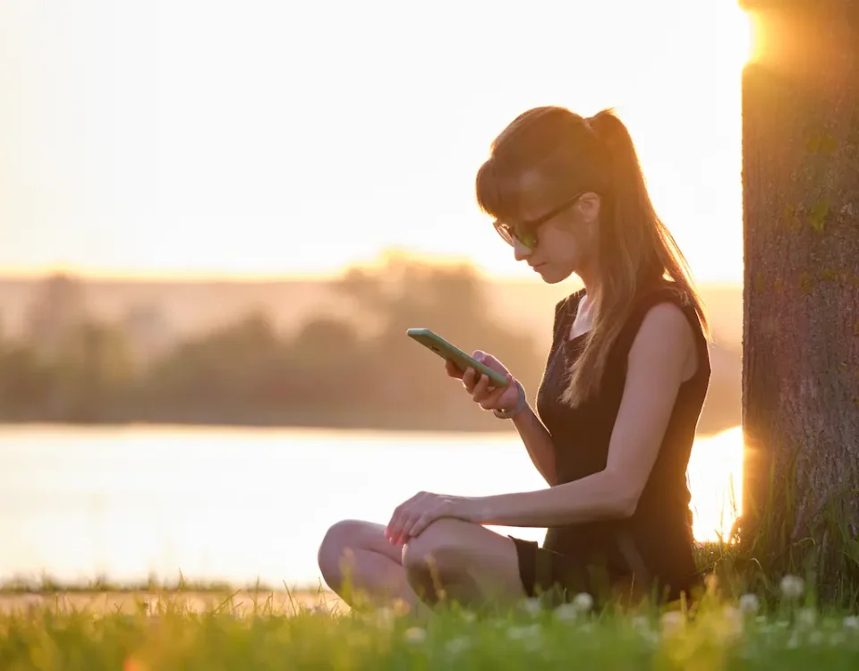 Apps de Saúde Mental: dicas para escolher o melhor jovem escolhendo seus apps de saúde mental