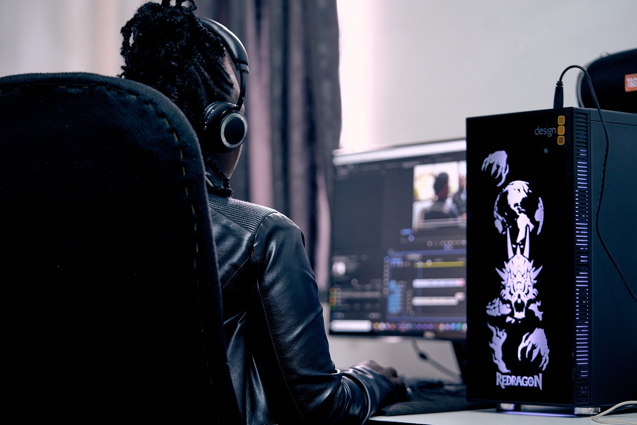 jovem utilizando softwares de edição de vídeo