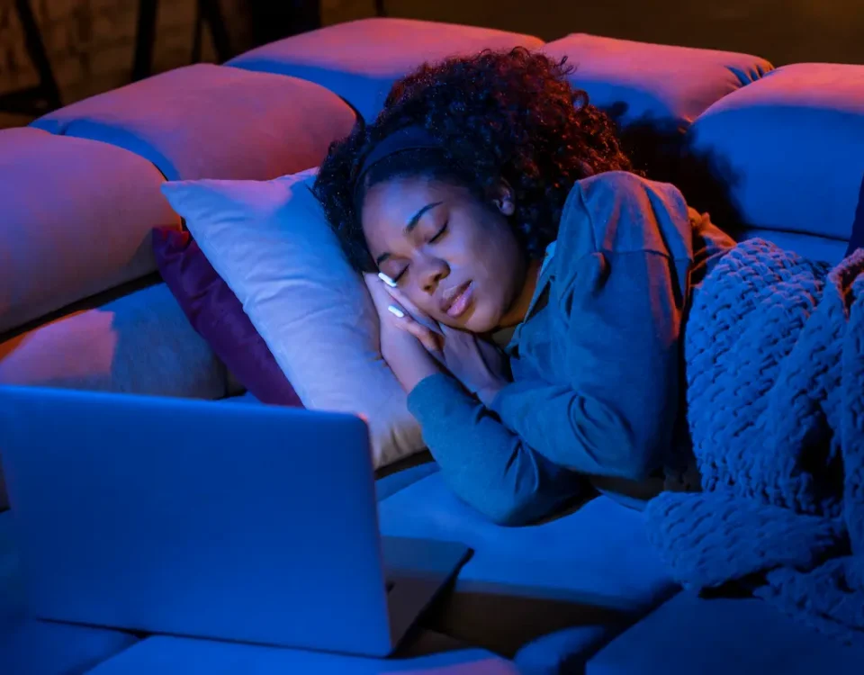 Apps de Monitoramento do Sono: o que são e para que servem mulher dormindo utilizando um app de monitoramento do sono