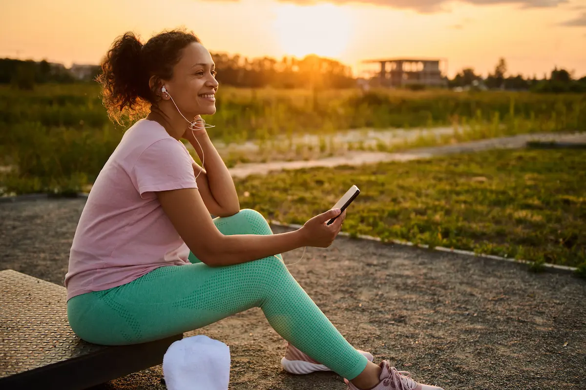 mulher feliz que utiliza apps de saúde mental