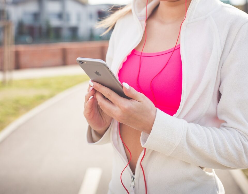 Apps de Saúde e Bem-Estar Que Estão Mudando a Saúde mulher registrando dados em apps fitness