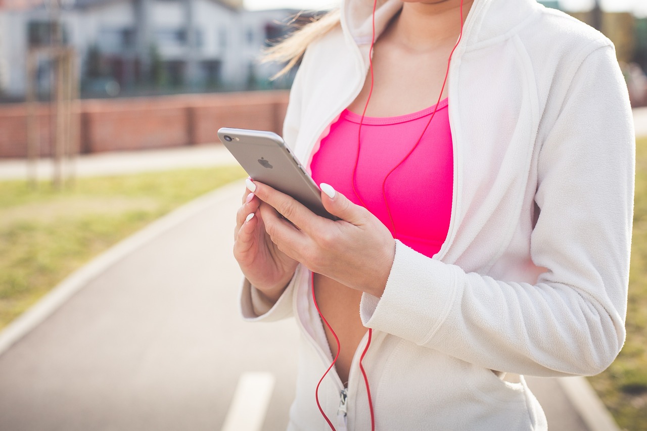 Apps Fitness: qual escolher e como usar? mulher registrando dados em apps fitness