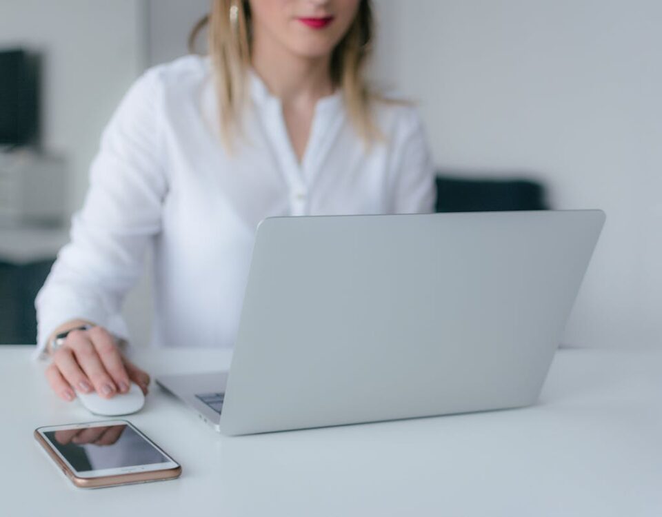 Sistema ERP: como funciona, benefícios e como escolher mulher usando sistema erp