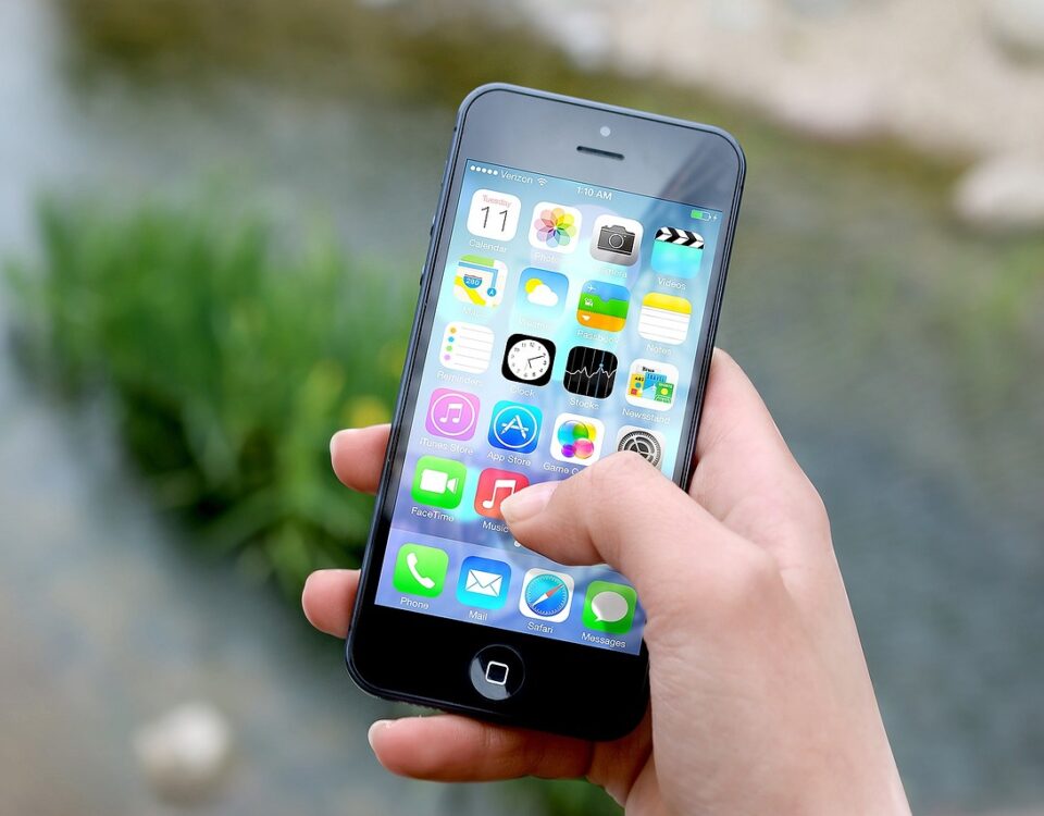 WhatsApp GB: o que é e informações técnicas pessoa com celular na mão abrindo whatsapp gb