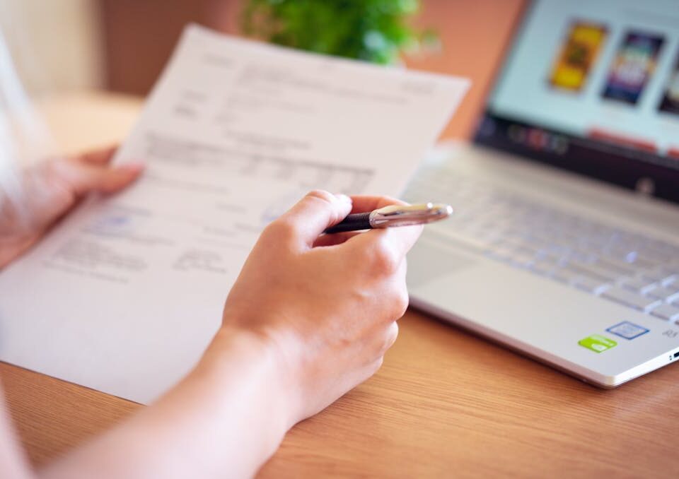 Como Escrever um TCC de Maneira Simples e Prática? pessoa realizando tcc