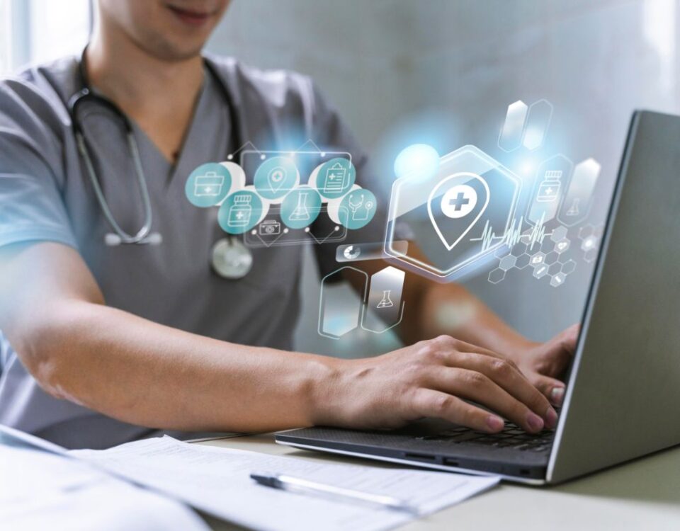 Softwares de Gestão para Clínicas e Hospitais imagem conceito de um enfermeiro usando tecnologia
