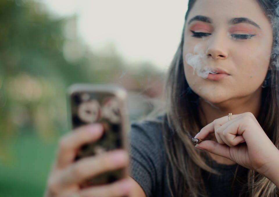 10 Aplicativos de Cannabis Mais Populares mulher usando aplicativos de cannabis