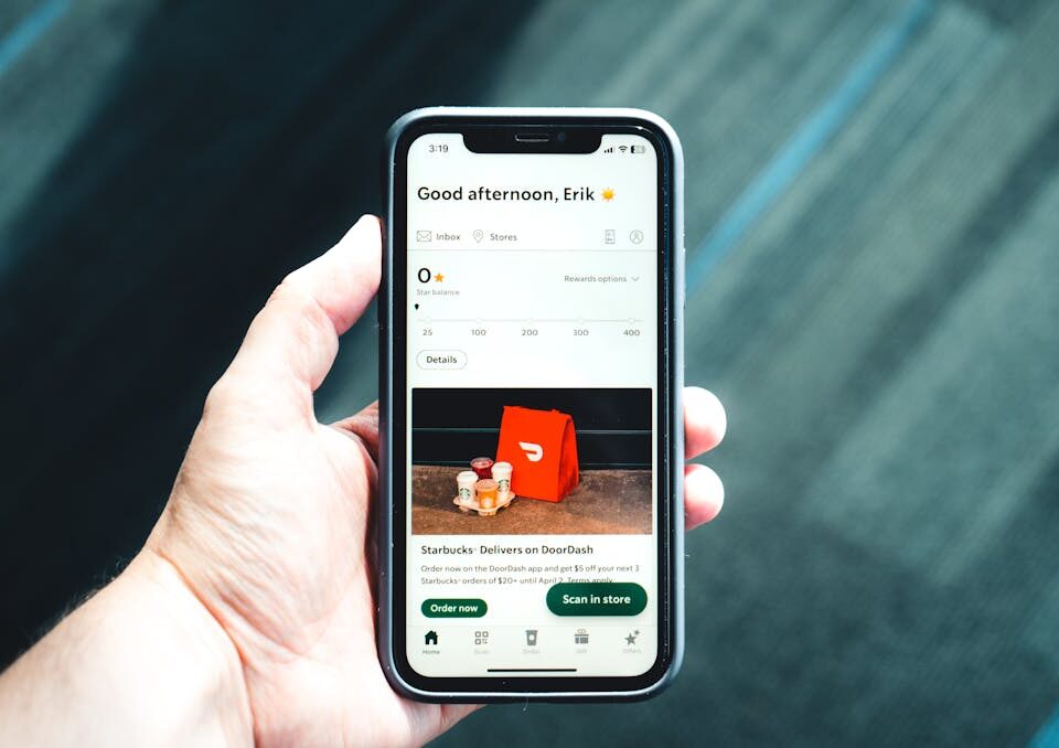 Apps de Desconto: como funcionam e benefícios pessoa mostrando apps de desconto
