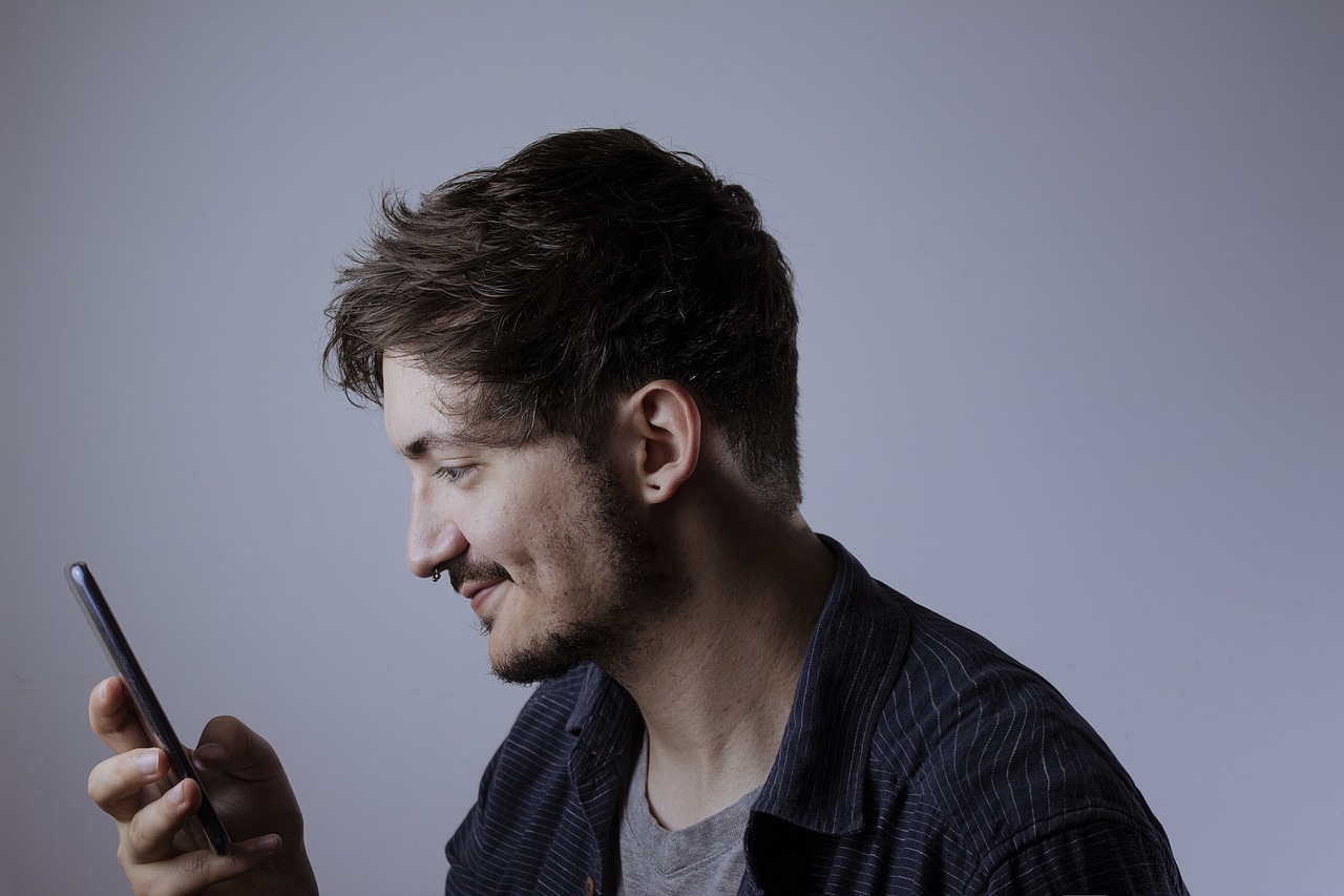 18 homem usando aplicativos de entretenimento digital
