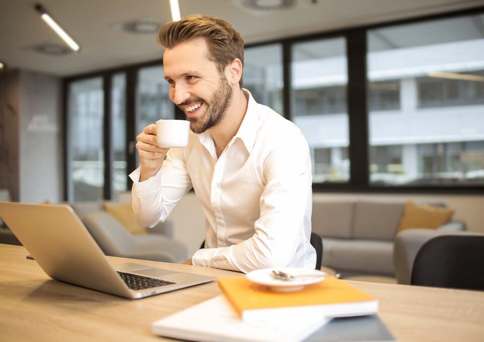 Aplicativos para Aumentar a Produtividade no Trabalho homem feliz por ter aumentado a produtividade no trabalho
