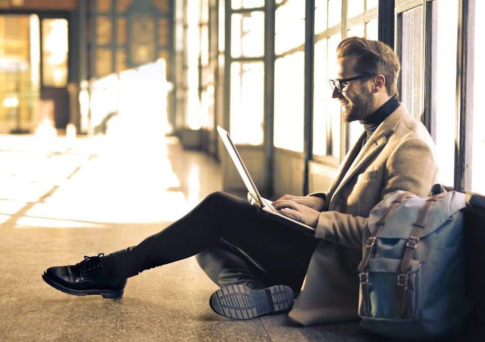 13 Melhores aplicativos para organizar uma viagem homem usando aplicativos para organizar uma viagem