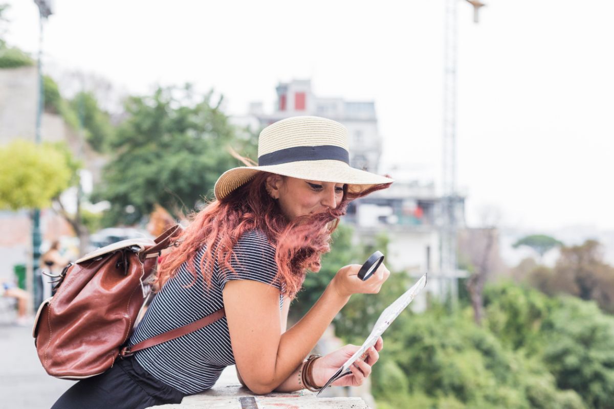 Apps Essenciais para Alugar Imóveis em Viagens mulher procurando alugar imóveis