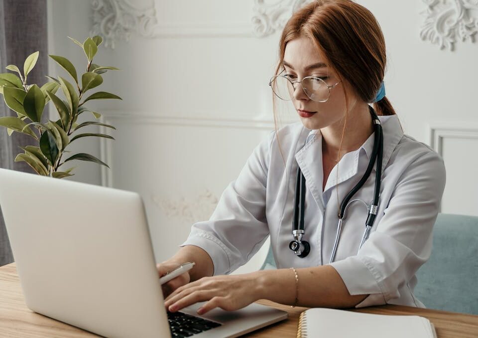 Criação de Site para Contabilidade: Melhores Práticas 2024 mulher trabalhando em clínicas de saúde e no site