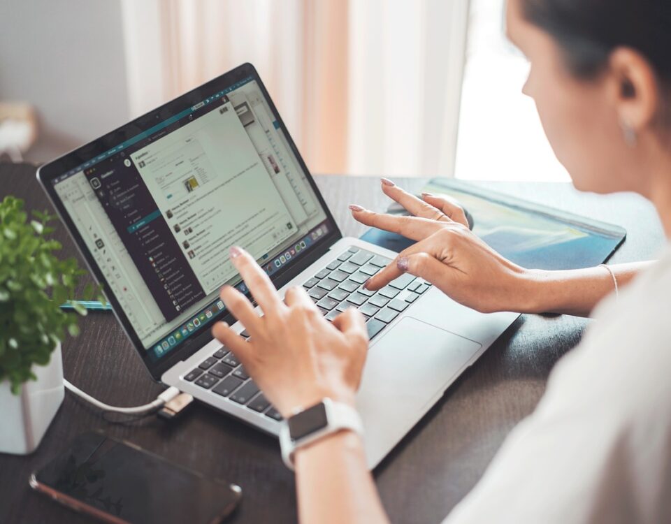 Dicas sobre Ferramentas para Automação de Marketing mulher usando ferramentas de automação de marketing