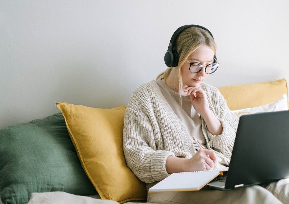 Softwares para MEI que não podem faltar mulher utilizando softwares para mei