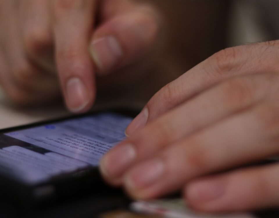 5 Aplicativos de Leitura Digital e suas funcionalidades pessoa usando aplicativos de leitura digital