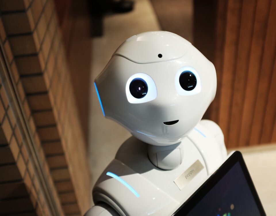 Feiras de tecnologia em EUA: Programação e Melhores de 2024 white robot near brown wall