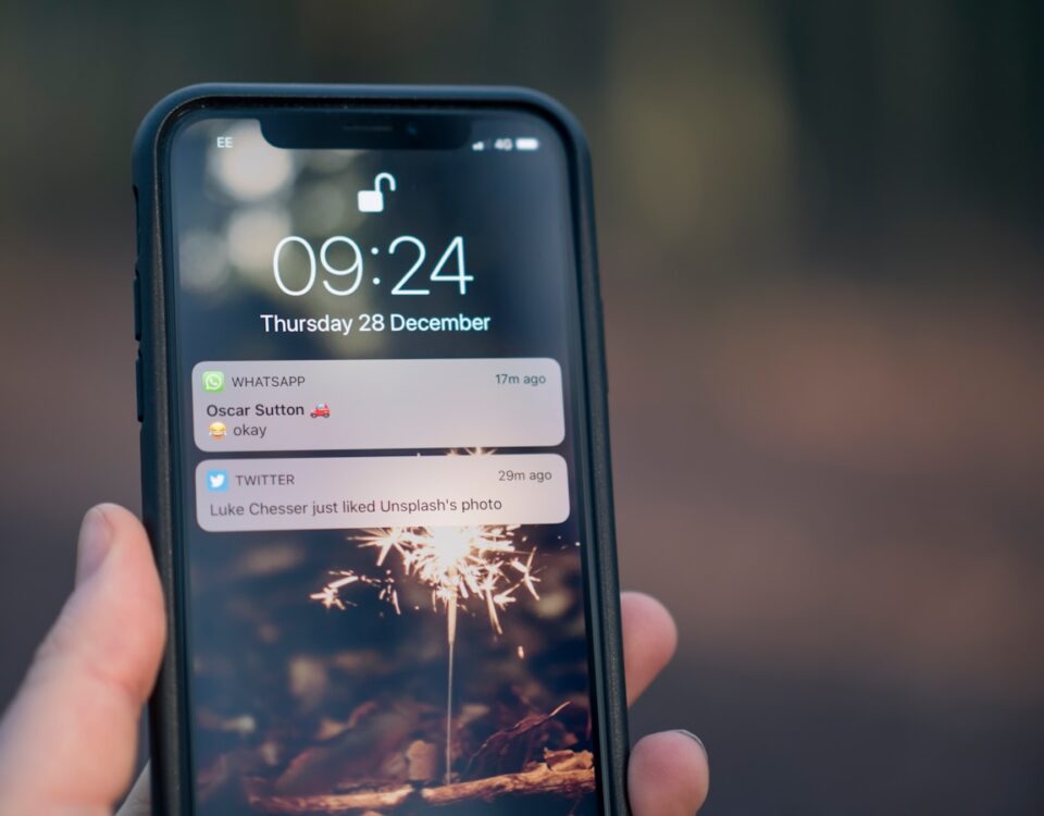 Como Aumentar o Engajamento nas Conversas com WhatsApp GB Atualizado 2024: Estratégias e Funcionalidades person holding phone