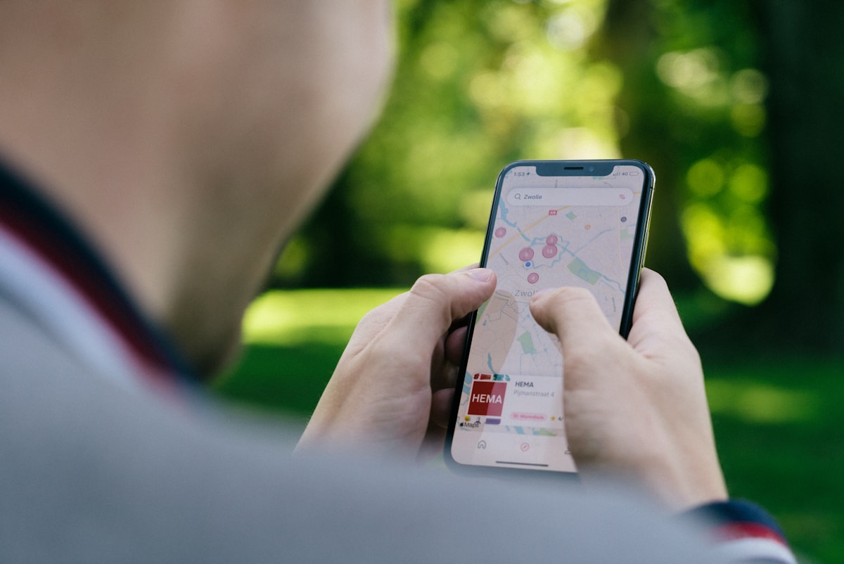 5 Aplicativos de GPS mais utilizados e funcionalidades homem usando google maps