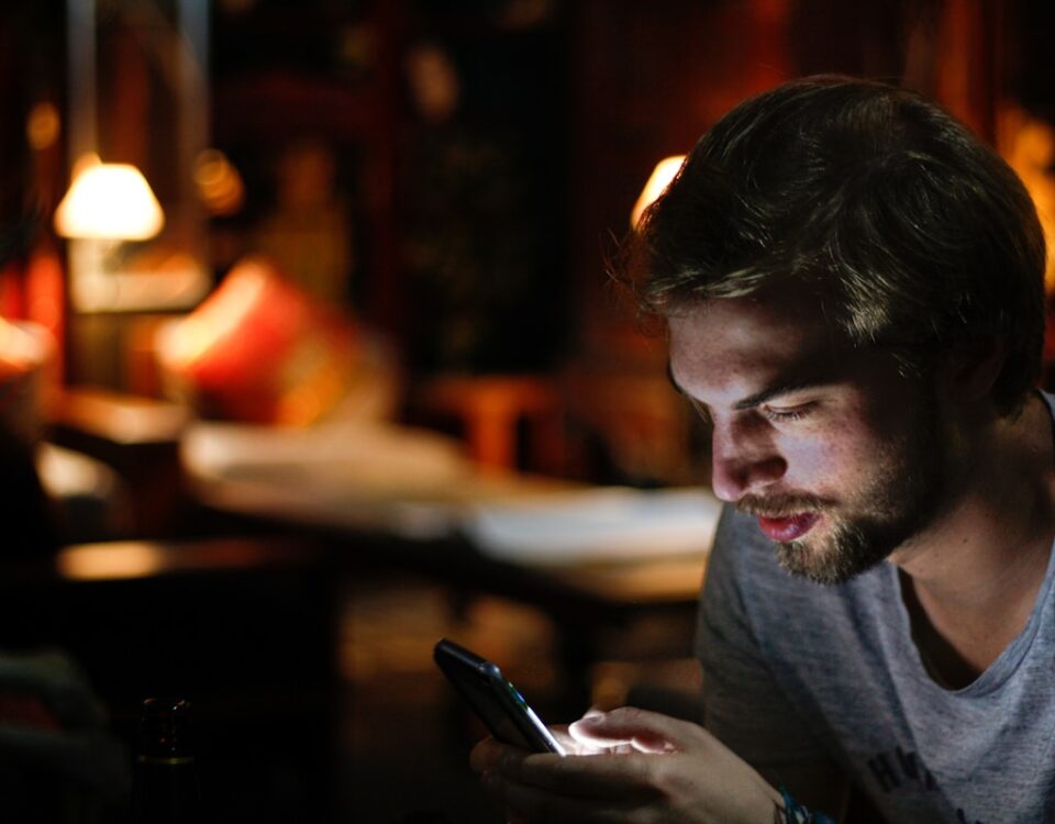 Como encontrar novos aplicativos para celular? homem vendo como encontrar novos aplicativos
