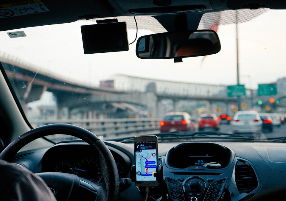 Aplicativos para motoristas: 5 apps essenciais homem usando aplicativos para motoristas