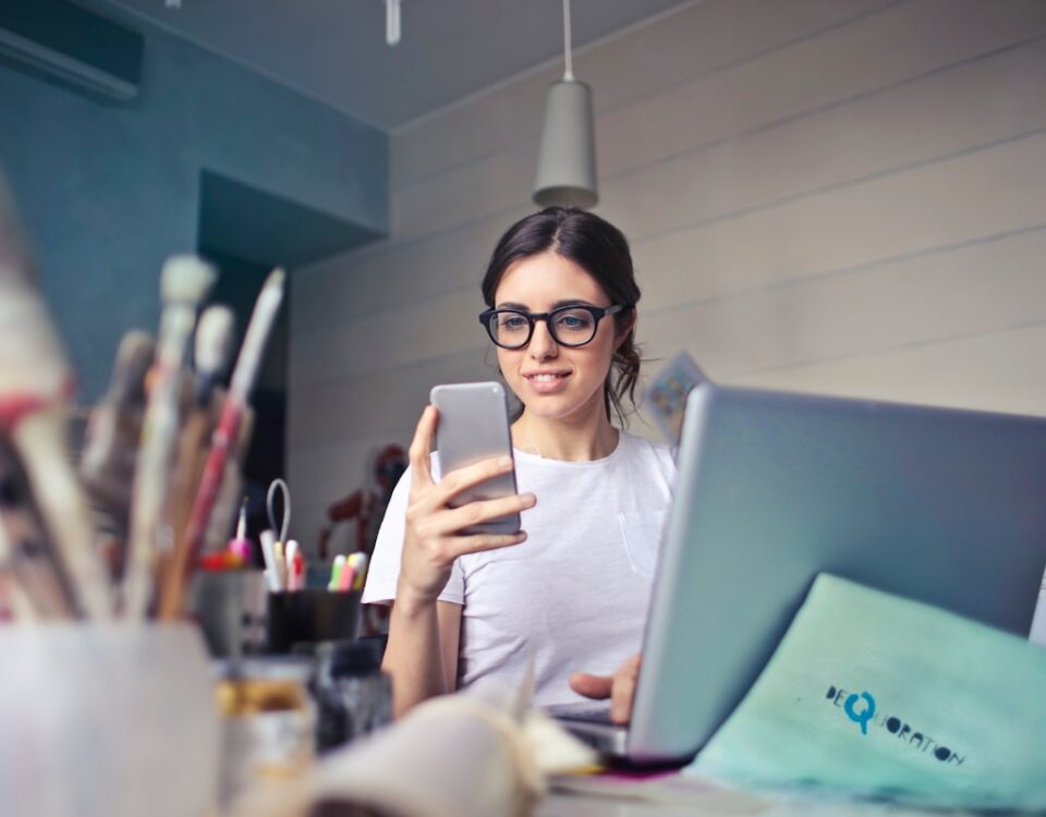 Apps para Melhorar Seu Raciocínio Lógico mulher usando apps para melhorar o raciocínio lógico