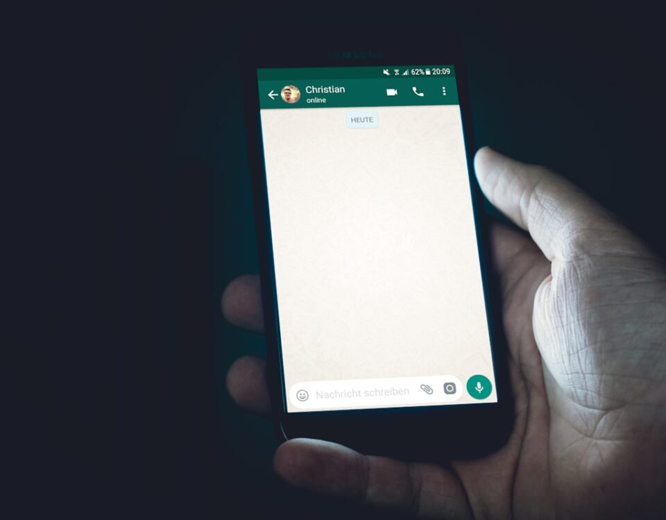5 Ferramentas Online para Conexão Social pessoa enviando mensagem em ferramenta de conexão social