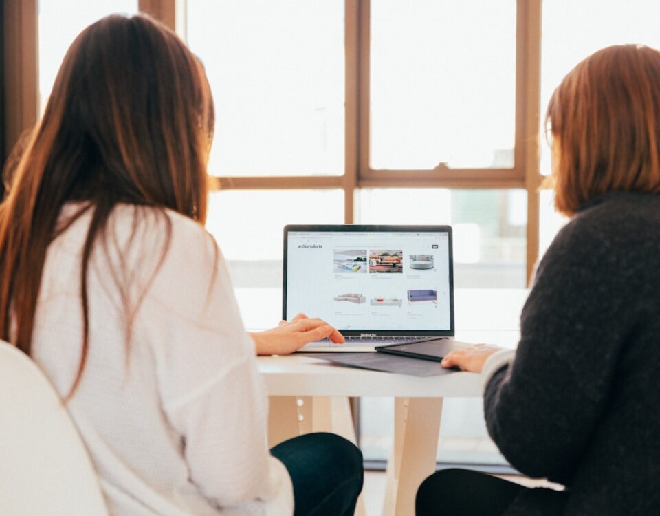 5 Softwares de Gestão de Propriedades pessoas realizando a gestão de propriedades