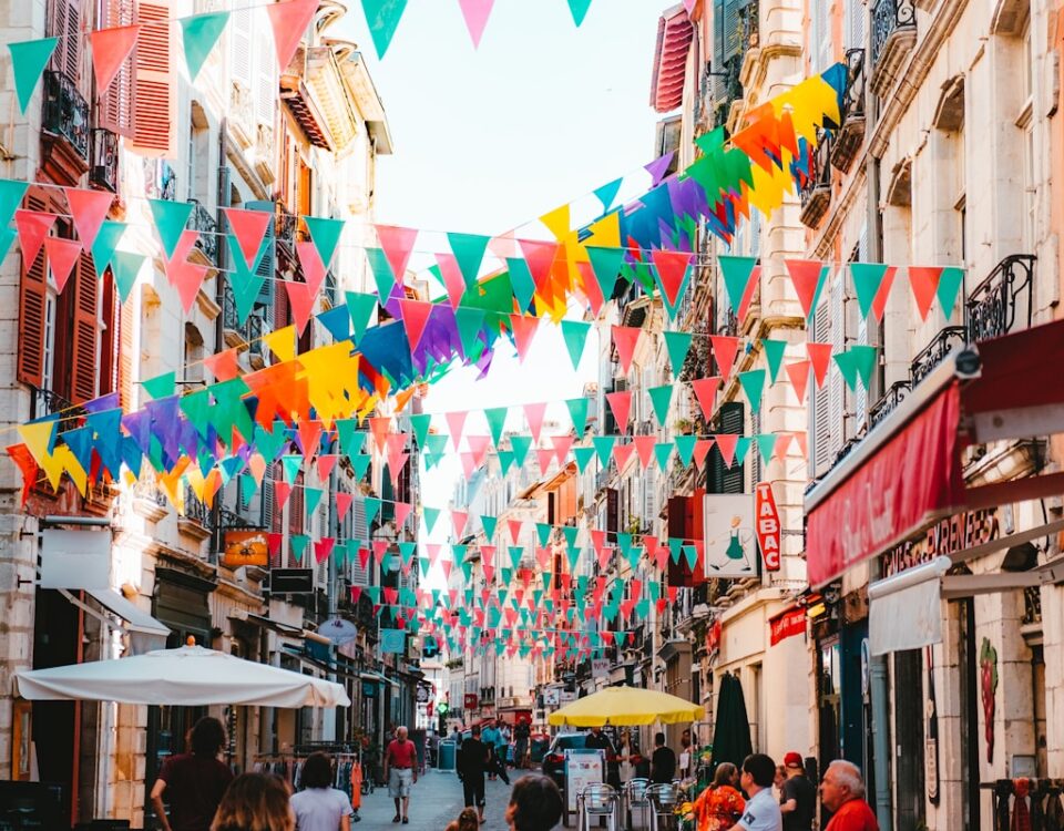 Festivais na Europa: Melhores Destinos, Planejamento e Dicas photo of assorted-color buntings placed on buildings during daytime