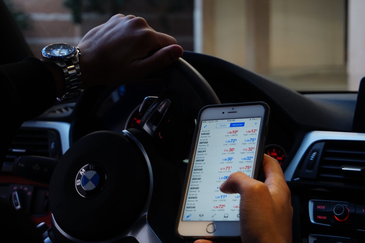 Aplicativos para motoristas: facilitando a vida de quem dirige Silver Iphone