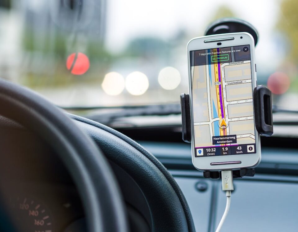 Aplicativos para motoristas: facilitando a vida de quem dirige White Android Smartphone Inside Vehicle
