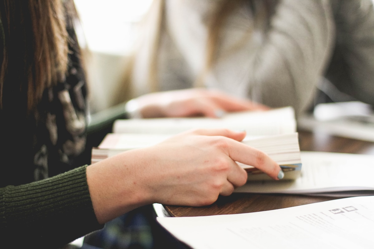 Aplicativos que facilitam a volta aos estudos online woman sitting on chair in front of table white reading book