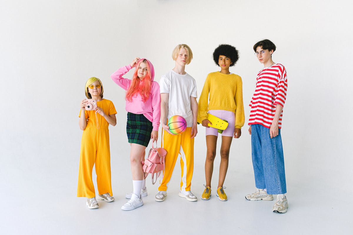 Parcerias no Instagram: Como Colaborar com Influenciadores para Aumentar Seguidores Group of diverse teenagers in colorful outfits