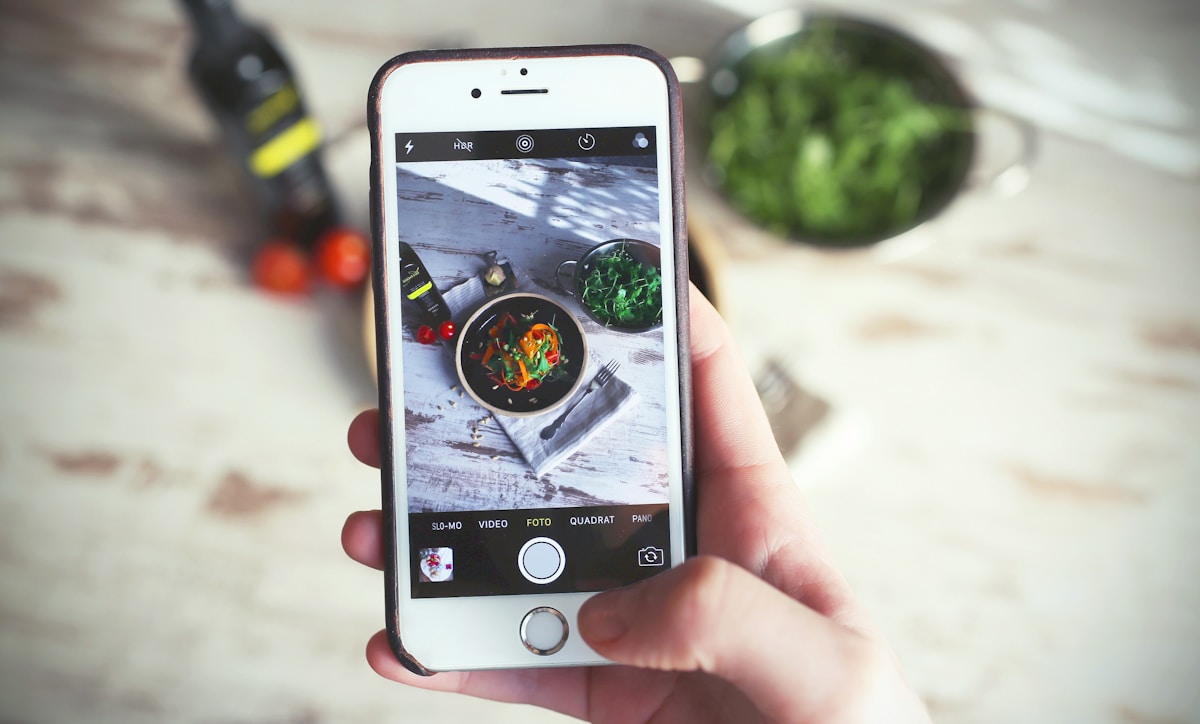 Os melhores apps para organizar suas receitas preferidas person capturing vegetable food using silver iPhone 6