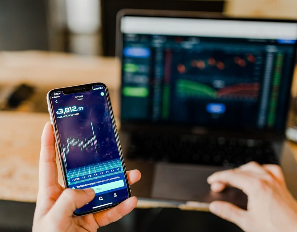 Aplicativos que podem ajudar a gerenciar sua vida financeira em 2024 person using phone and laptop computer