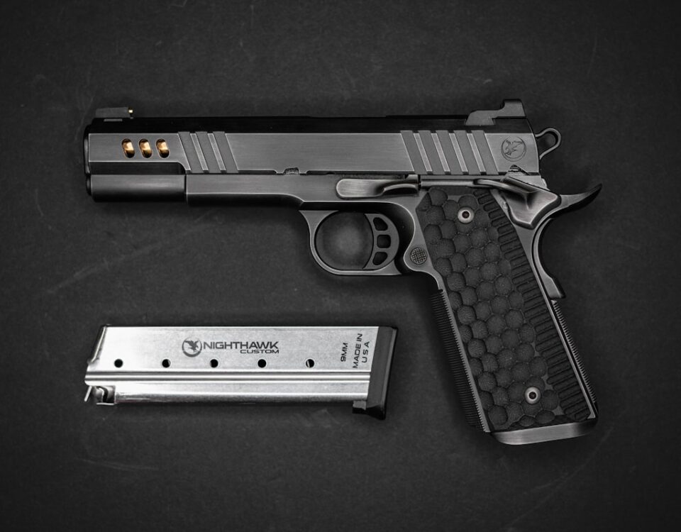 Aplicativos que auxiliam no controle e rastreamento de armas de fogo a gun and a knife on a black surface