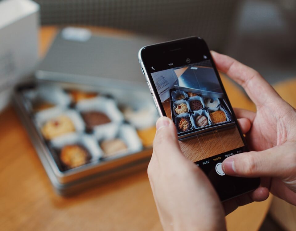 Os melhores apps para organizar suas receitas preferidas person using phone camera