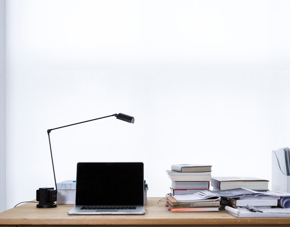 Aplicativos que facilitam a volta aos estudos online MacBook Pro on top of table