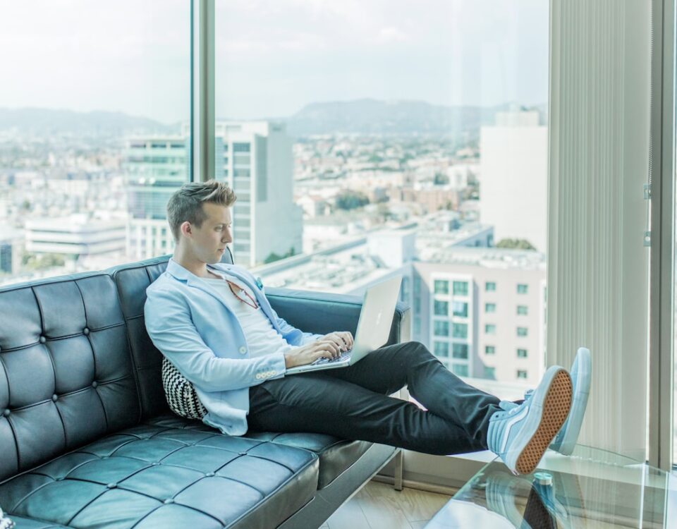 5 Apps Essenciais para Organizar a Vida de Empreendedores man sitting on sofa while using laptop
