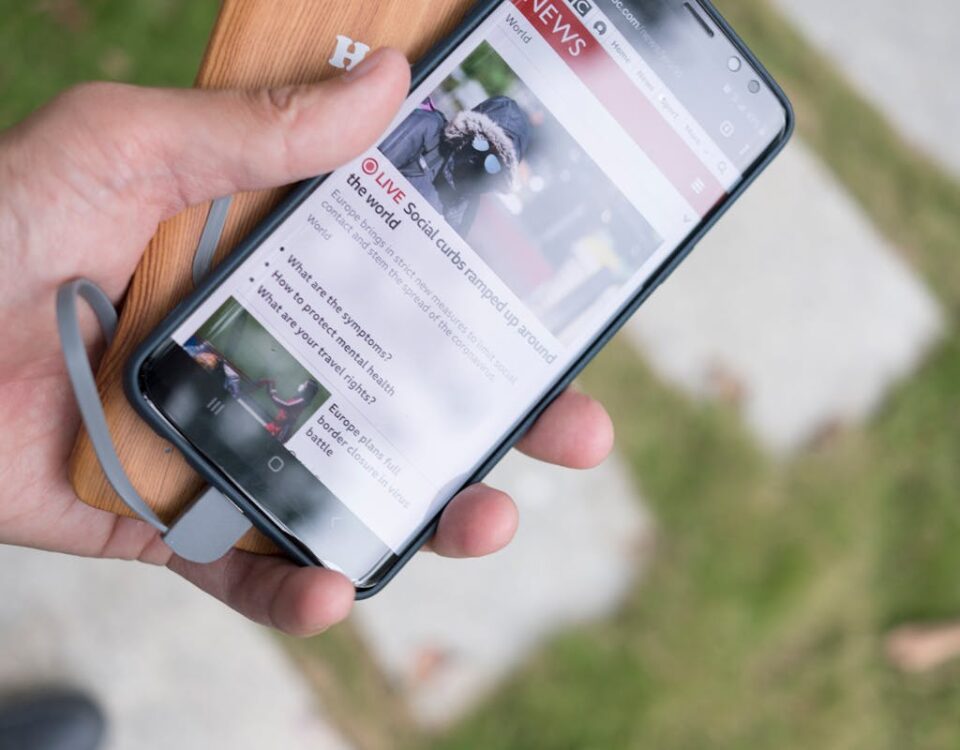 5 plataformas para acompanhar os bastidores da política brasileira Person Holding Black Samsung Android Smartphone