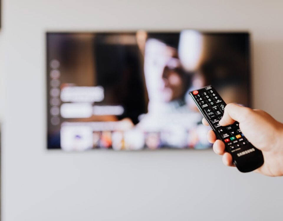 5 Melhores Softwares para Gerenciar Streaming Person Pressing the Button of a Remote Control