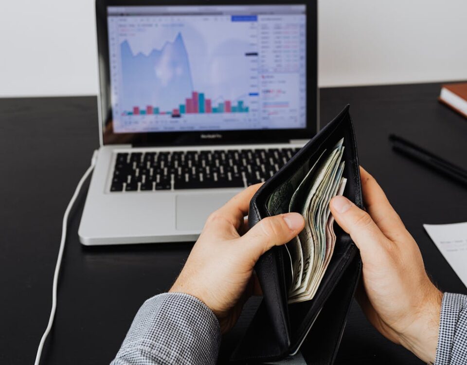 Como funcionam os softwares de gestão de despesas com cartão A Person Holding a Black Wallet